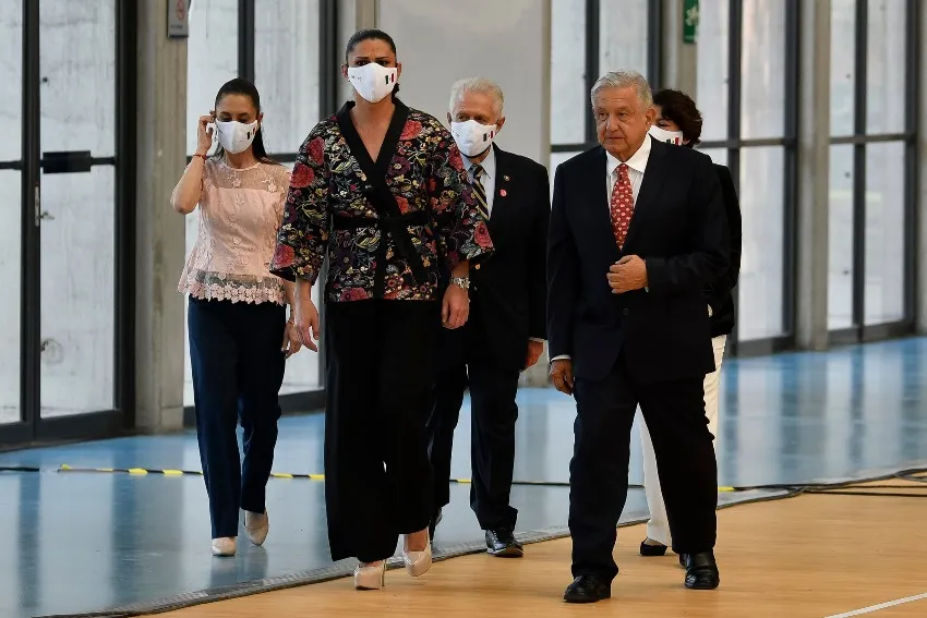 Ana Gabriela Guevara, AMLO y Claudia Sheinbaum en la despedida de la delegación mexicana