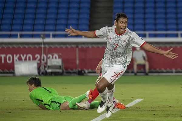 El mediocampista en un partido con el Tri Olímpico