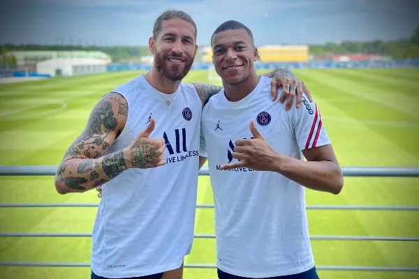 Sergio Ramos junto a Kylian Mbappé durante entrenamiento del PSG