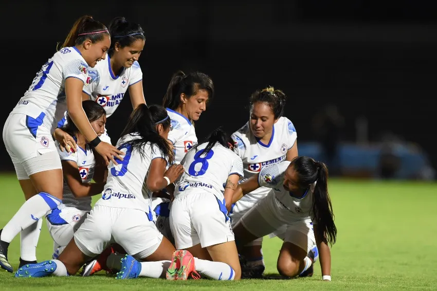 Jugadoras de Cruz Azul Femenil festejando un gol a favor