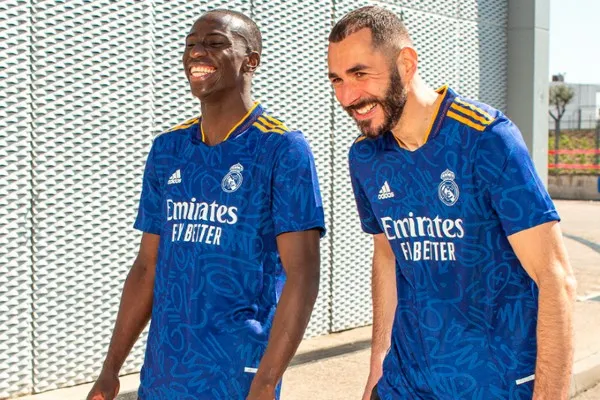 Mendy y Benzema portan la nueva playera del Real Madrid 21-22