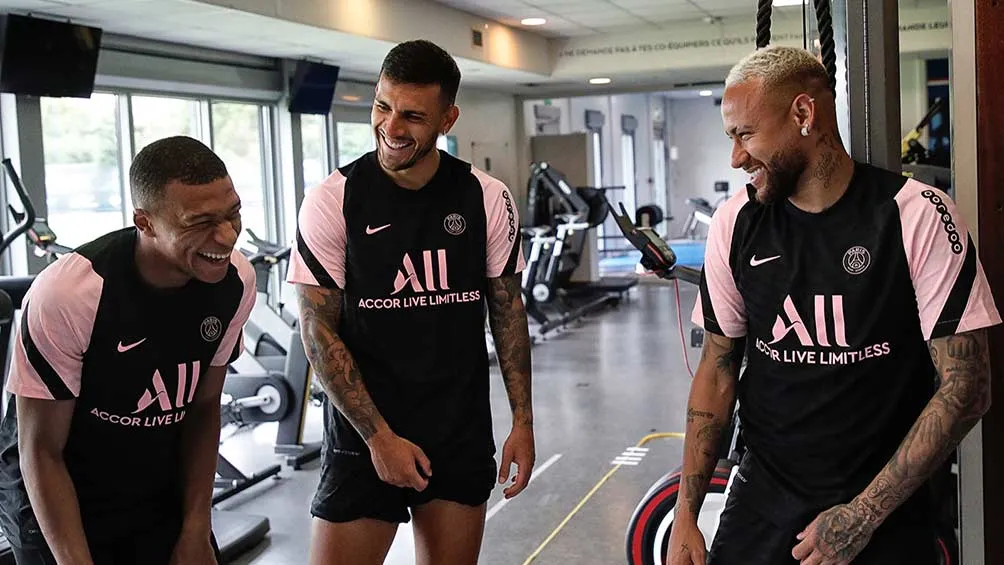 TWITTER @PSG_ENGLISH Neymar junto a Kylian Mbappe y Leandro Paredes