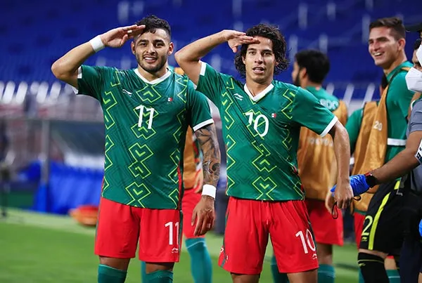 Alexis Vega y Diego Lainez festejan un gol