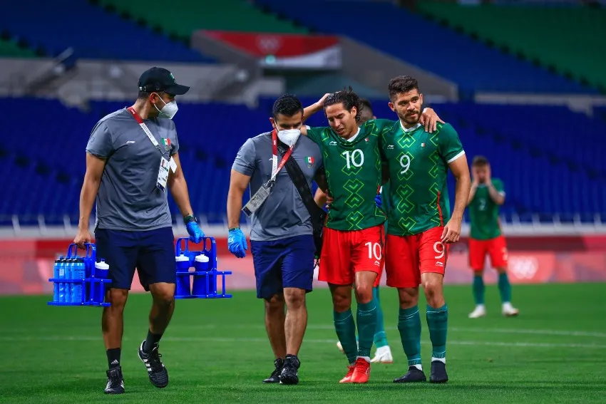 Diego Lainez lesionado en el partido ante Japón