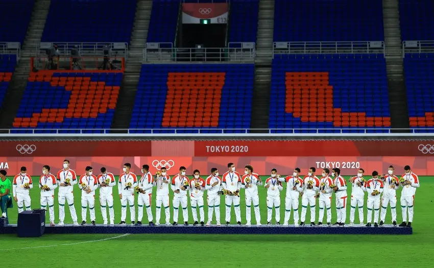 Selección Mexicana de futbol al recibir su medalla de bronce en Tokio 2020