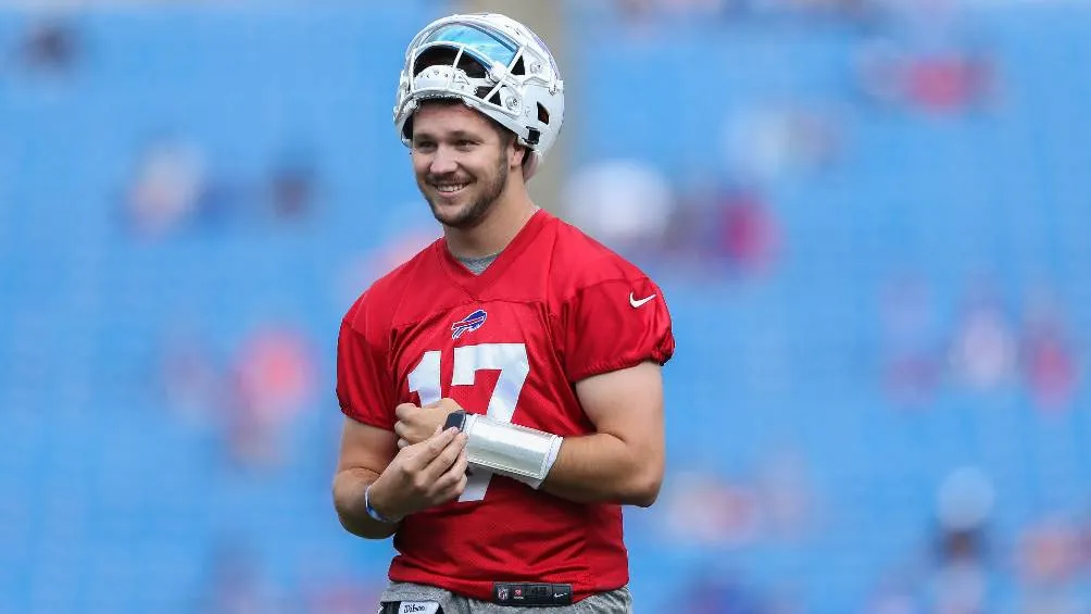 AP Josh Allen durante los entrenamientos de pretemporada