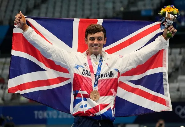 Tom Daley en festejo en Tokio 2020