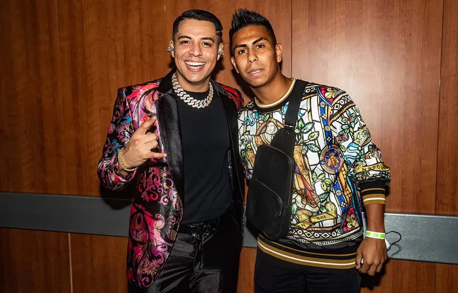 Efraín Álvarez con integrantes de la agrupación musical