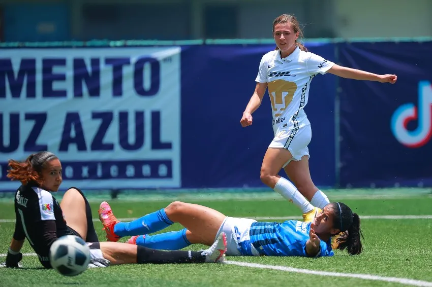 IMAGO7 Natalia Macías anotando el gol del empate para Pumas