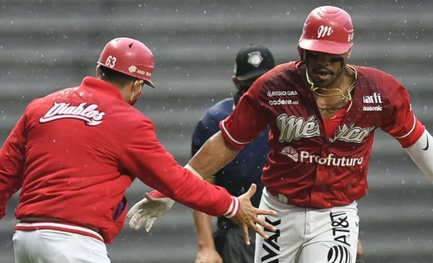 INSTAGRAM @diablosrojosmx Singleton en un juego de los Diablos Rojos del México