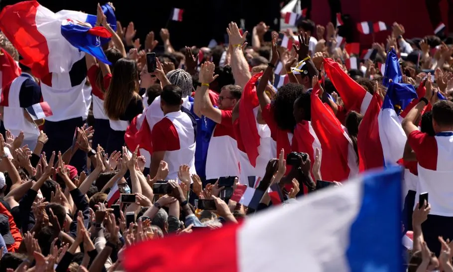 Ciudadanos de París celebran el recibimiento de JO
