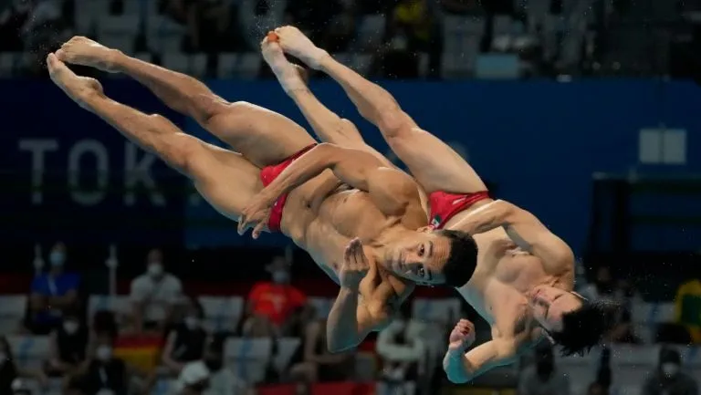 AP Dupla mexicana de clavados en acción durante Tokio 2020