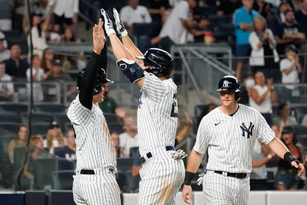 AP Jugadores de los Yankees celebran en partido