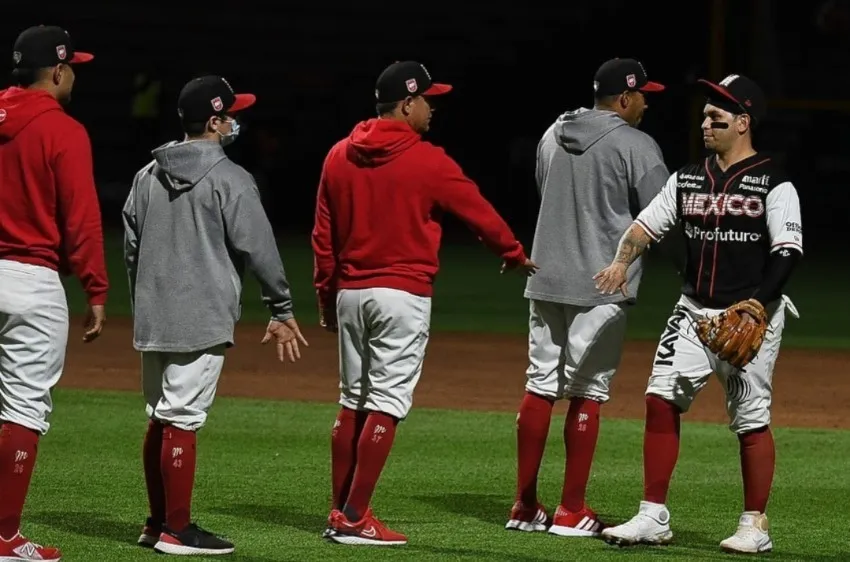 Jugadores de los Diablos Rojos del México tras una victoria