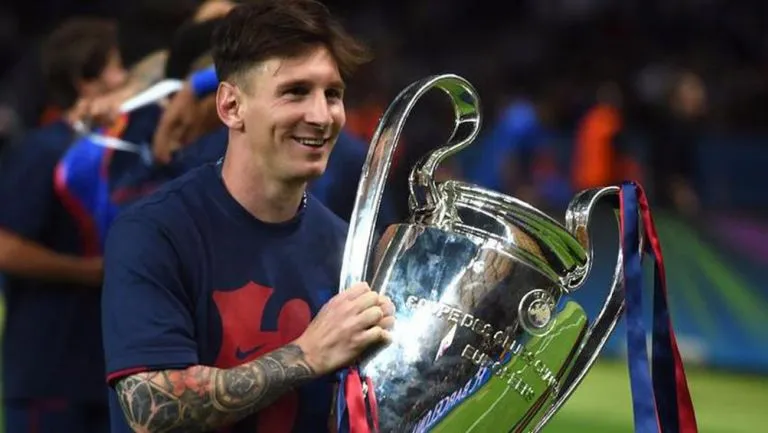 AP Messi alza la 'Orejona'