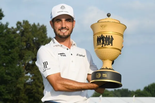 AP Abraham Ancer posa con el trofeo del PGA Tour
