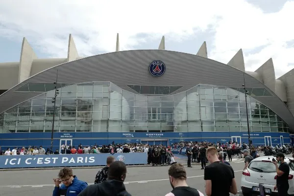 AP Aficionados fuera del Parc des Princes
