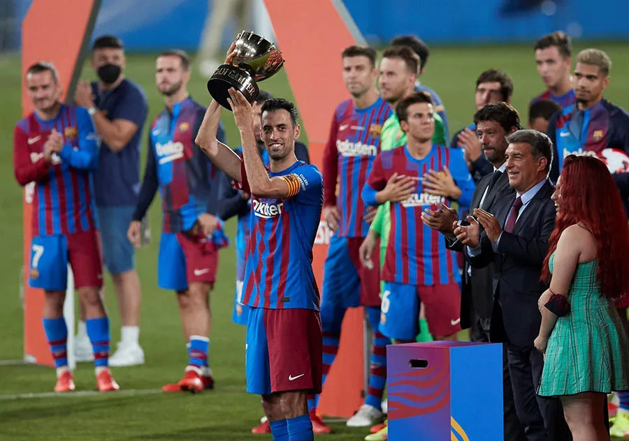 EFE Sergio Busquets levanta el Joan Gamper como capitán blaugrana