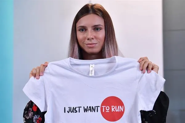 Krystsina Tsimanouskaya con playera &quot;Sólo quiero correr&quot;