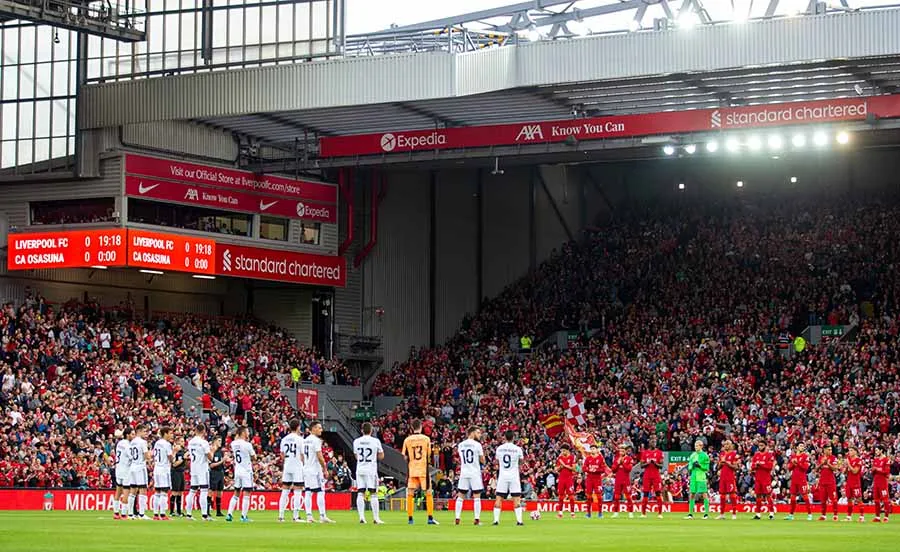 El partido serivió para homenajear a Michael Robinson