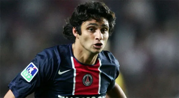 Carlos Bueno en un juego con los parisinos