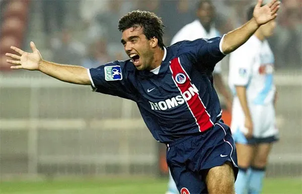 El Chapulín festeja un gol con el cuadro francés