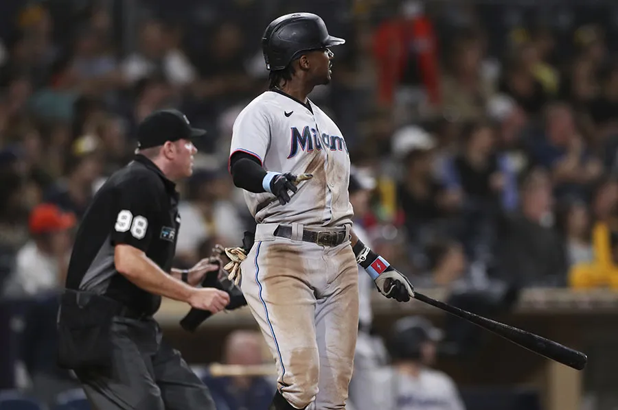 AP Lewis Brinson en juego ante Rockies