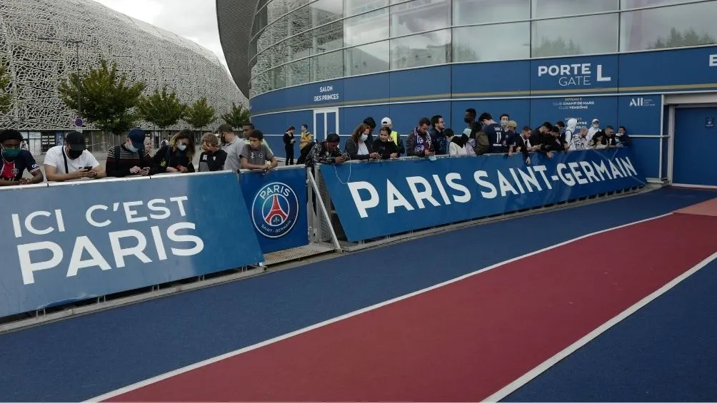 Aficionados esperando la llegada de Messi