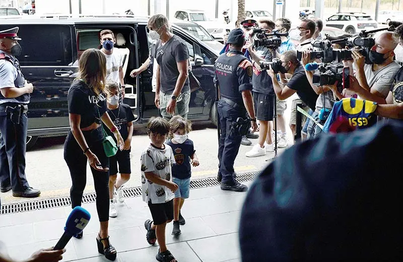 Messi y su familia en el aeropuerto de Barcelona