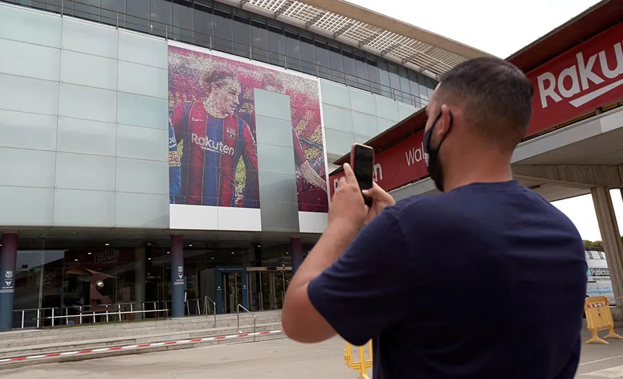 Aficionado toma foto de fachada del Camp Nou