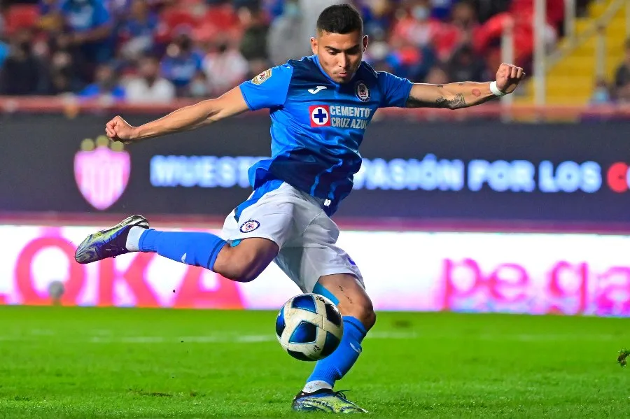 Orbelín Pineda durante un partido con Cruz Azul