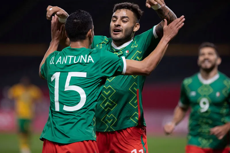 El delantero celebrando un gol con Chivas