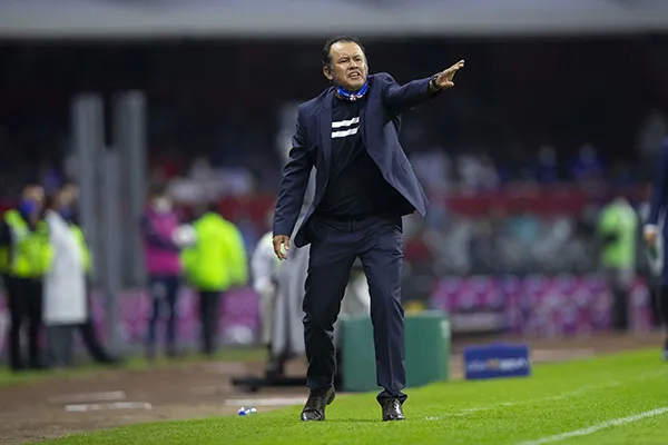 Juan Reynoso en un partido con Cruz Azul