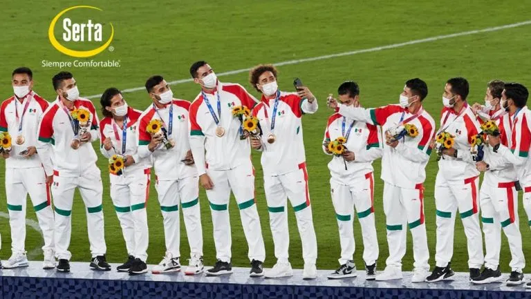 MEXSPORT Selección Mexicana de futbol al recibir su medalla de bronce en Tokio 2020
