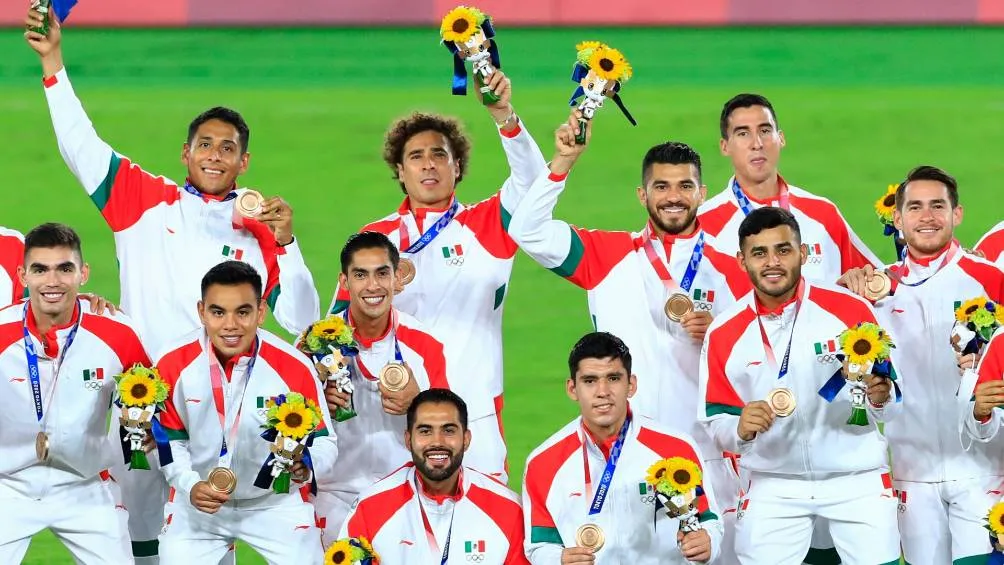 Alexis Vega y sus compañeros con las medallas olímpicas