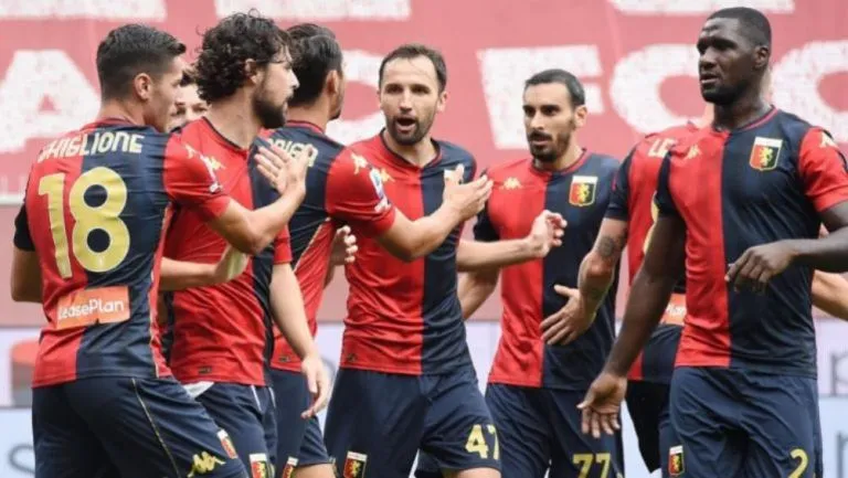 Jugadores del Genoa durante un duelo en la Serie A