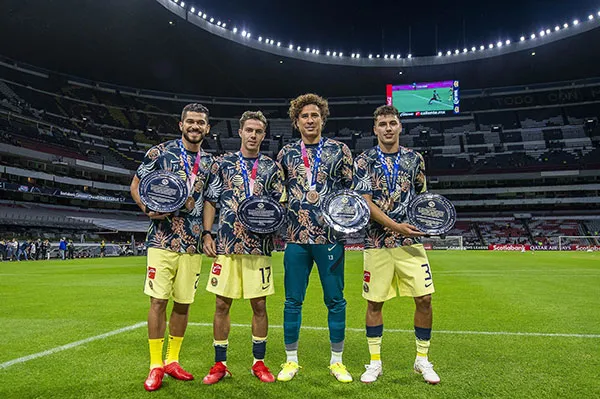 Los medallistas con su reconocimiento