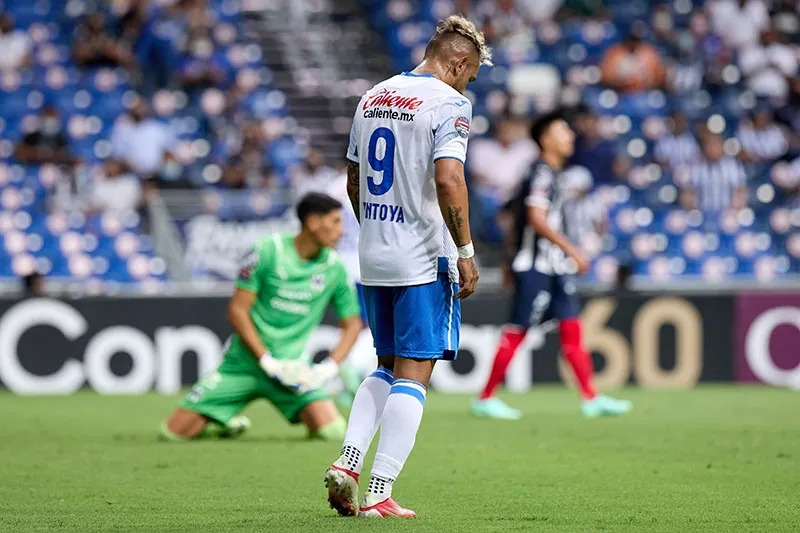 Walter Montoya durante un duelo con Cruz Azul