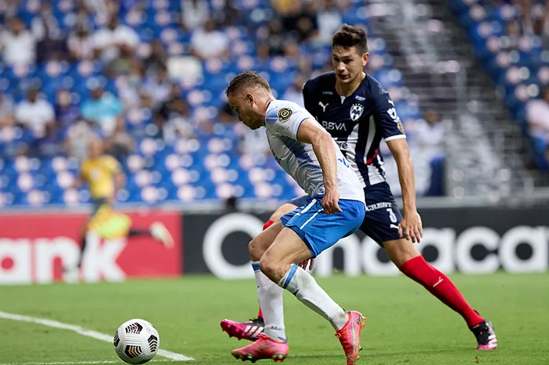 MEXSPORT César Montes durante un duelo con Rayados