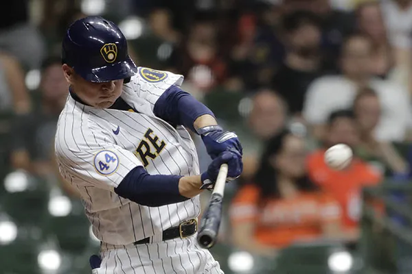 AP El mexicano en un juego con Brewers