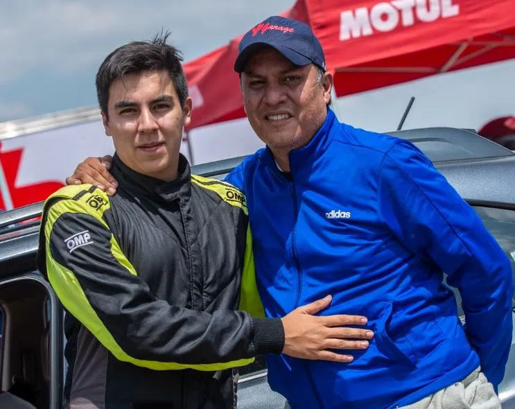 Alejandro y Alfredo Mauro posan para una postal