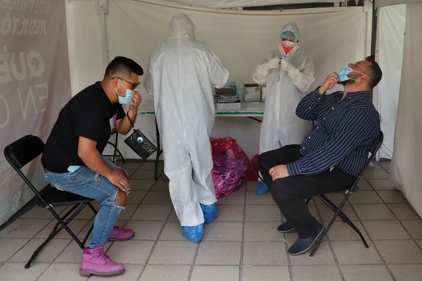 Personas esperando por una prueba de coronavirus