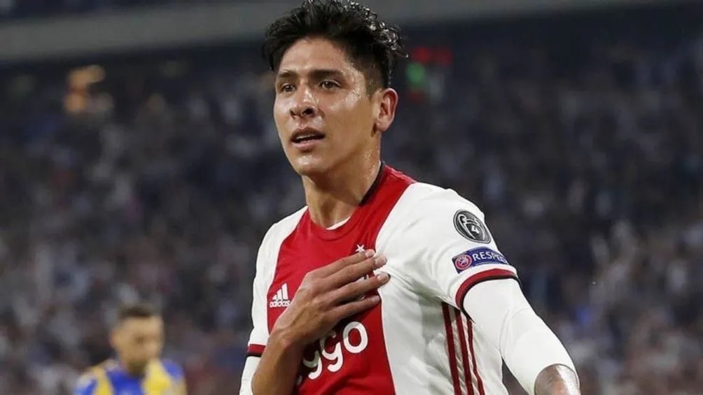 Edson Álvarez en un partido con el Ajax