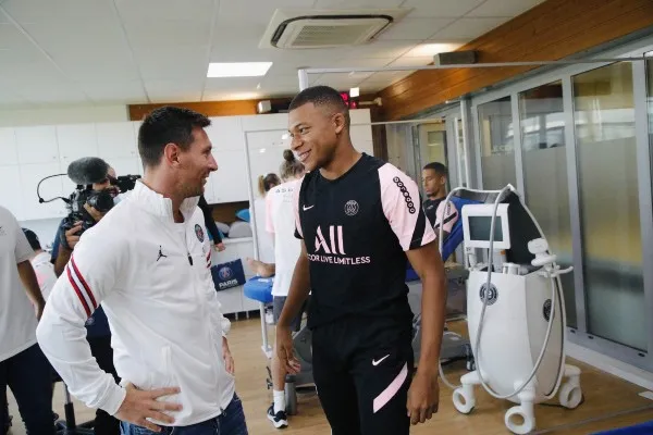 TWITTER @KMbappe Leo Messi junto a Kylian Mbappé en las instalaciones del PSG