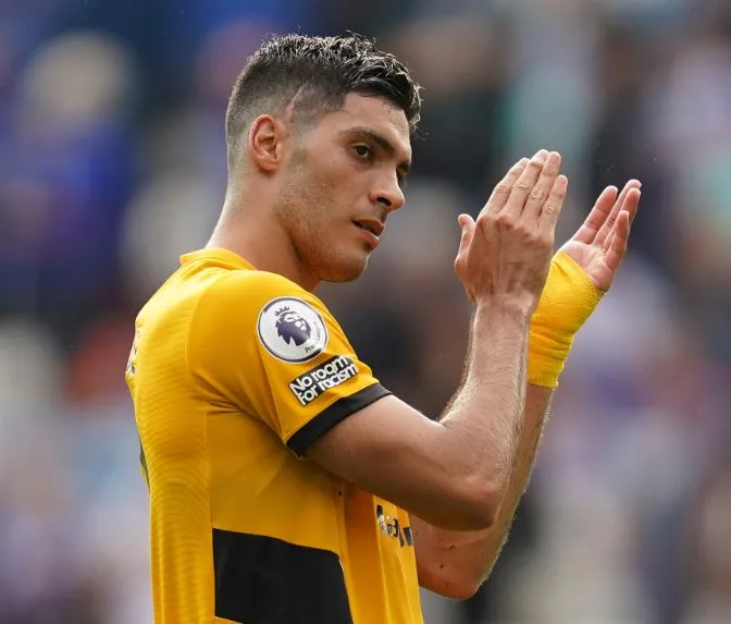 Raúl aplaude a la afición