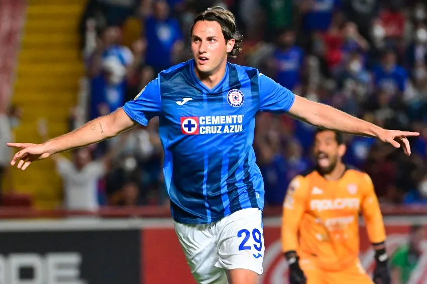 IMAGO7 Santiago Giménez tras anotar un gol a favor de Cruz Azul