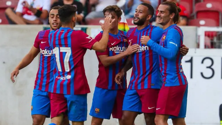 Memphis Depay celebra un gol con el Barcelona