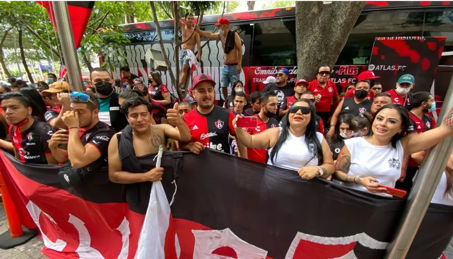 MIGUEL PONTÓN Afición del Atlas en hotel de concentración