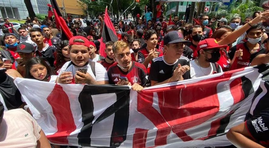 MIGUEL PONTÓN Seguidores de los Zorros despiden a su equipo