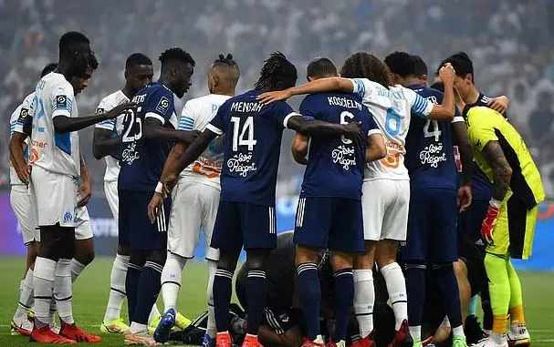 ESPECIAL Jugadores de ambos equipos se unen para cubrir a Samuel Kalu